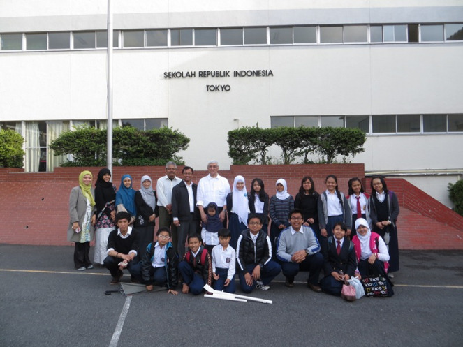 Siswa SILN dengan baju sekolah indonesia